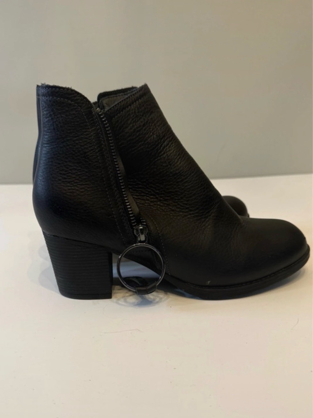 Skechers Women’s Black Leather Ankle Boot with Ring-Zip Accent Size 8